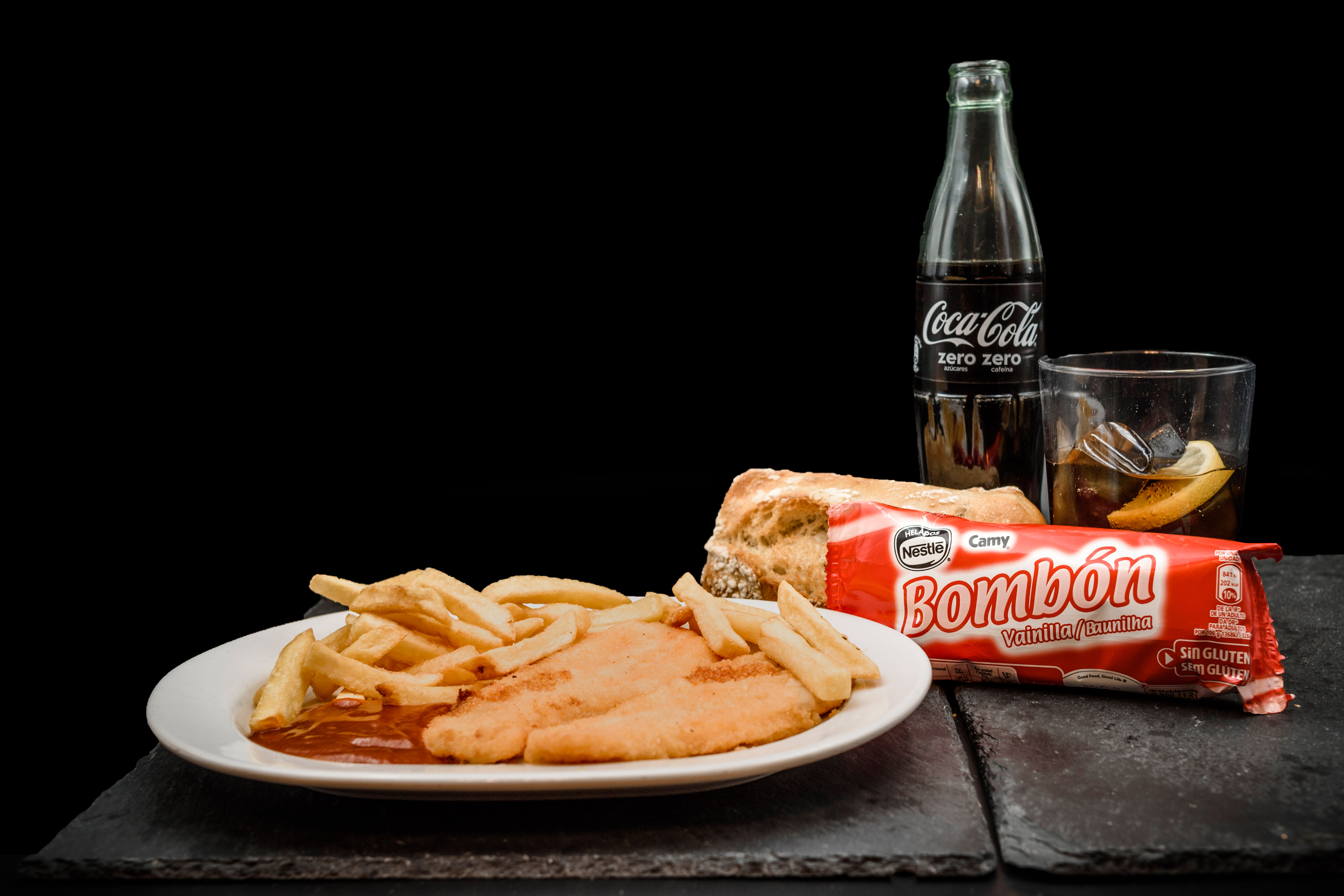 Ofertas Menú Infantil Alcorcón. FIlete de pollo empanado con patatas fritas y salsa de tomate, agua mineral o refresco (a elegir), helado o fruta de temporada y pan 4,95€. Museo Jamón Parque Oeste Alcorcón