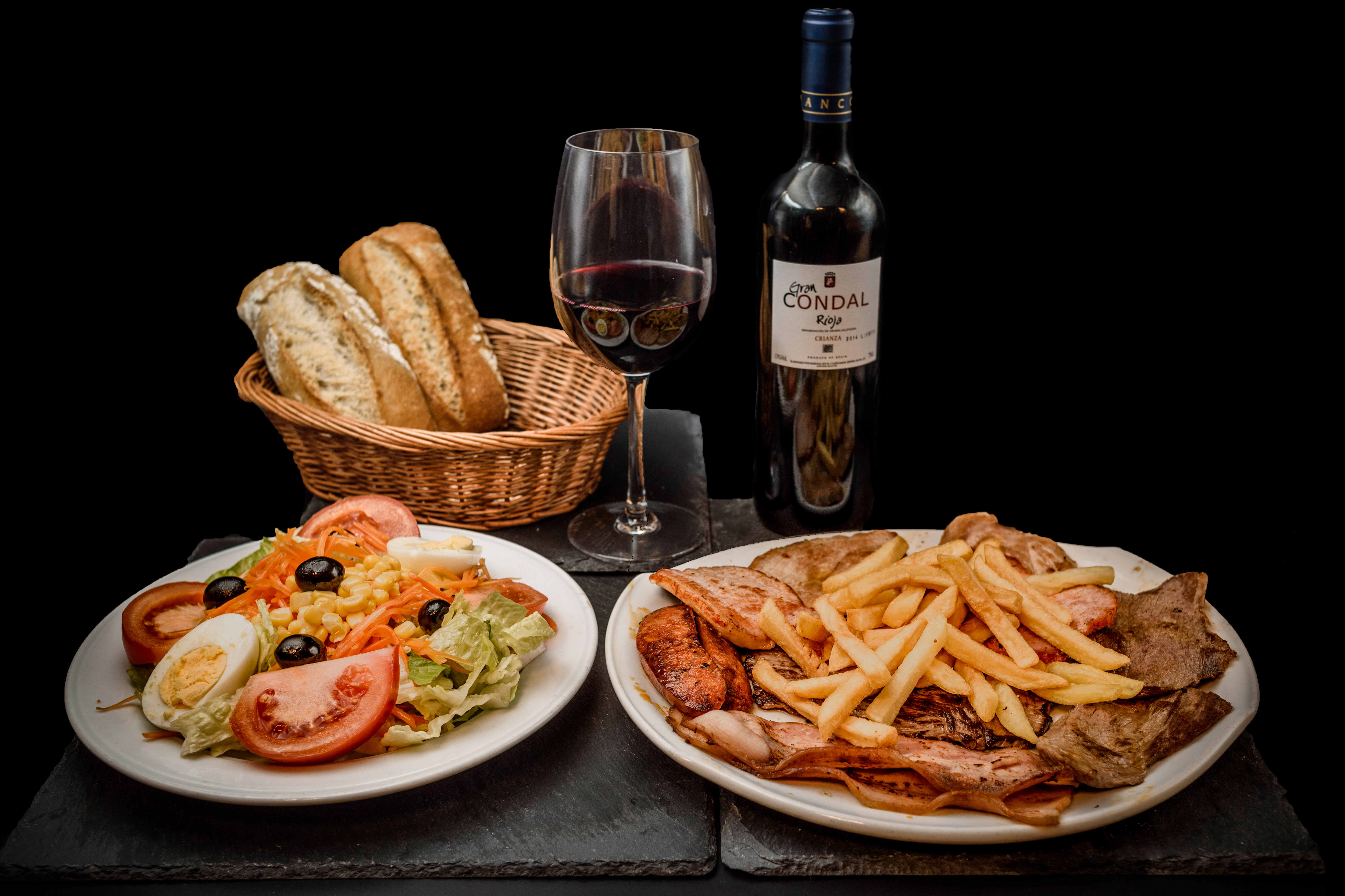Parrillada de Carne y ensalada mixta, acompañado por una botella de vino de la casa Rioja o Ribera solo 19,45€. Disfruta de nuestras ofertas y promociones en el Museo del Jamón de Alcorcón. 