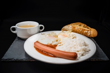 Consomé, Arroz a la cubana (huevo frito, salchicha y tomate)